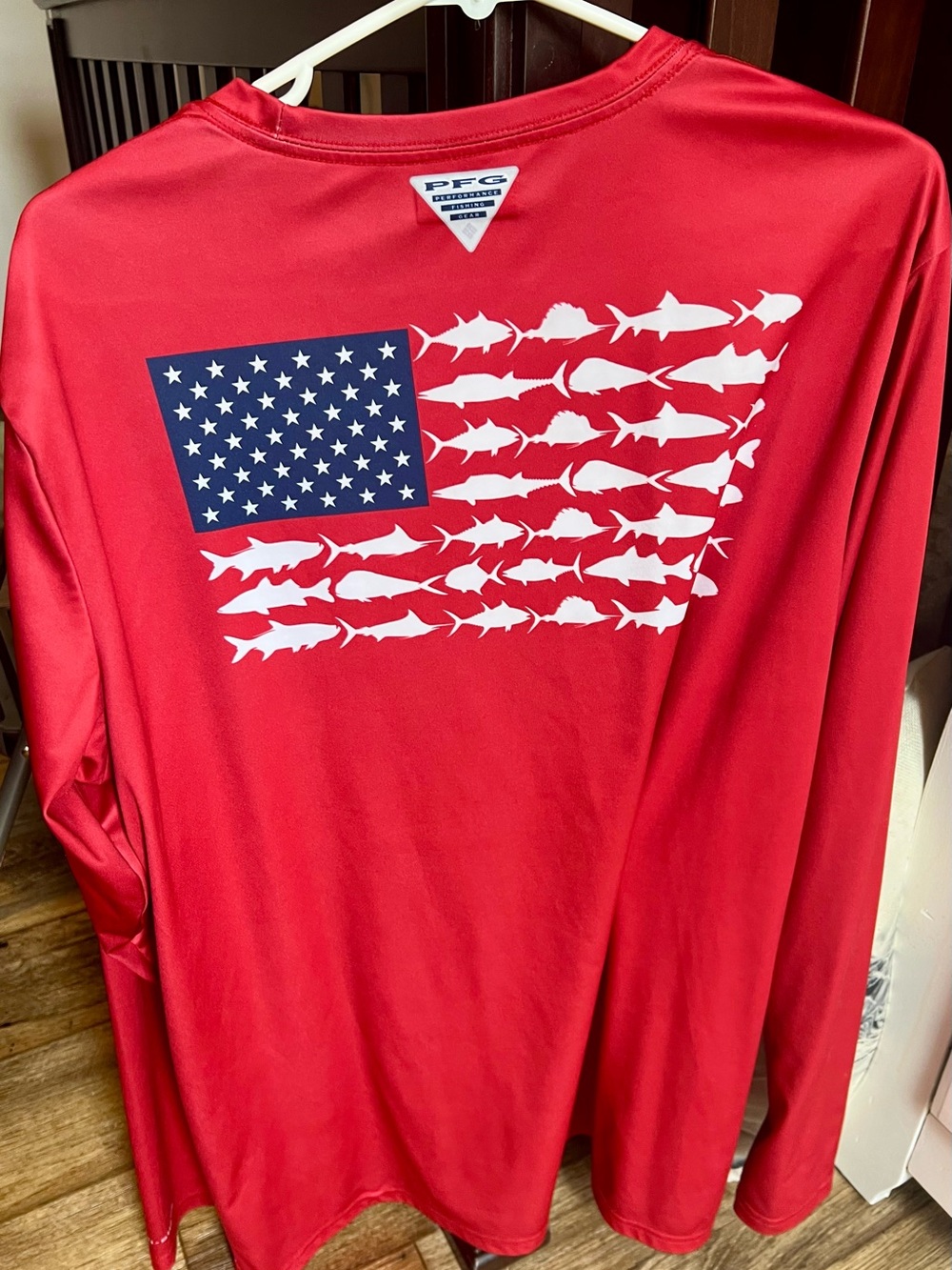Columbia Red Long Sleeve Fishing Shirt with White Fish Flag and Blue Stars Men L